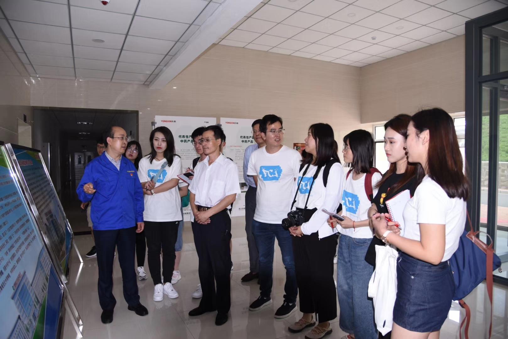 香港《大公報》記者、香港中文大學師生 走進隴神戎發參觀學習
