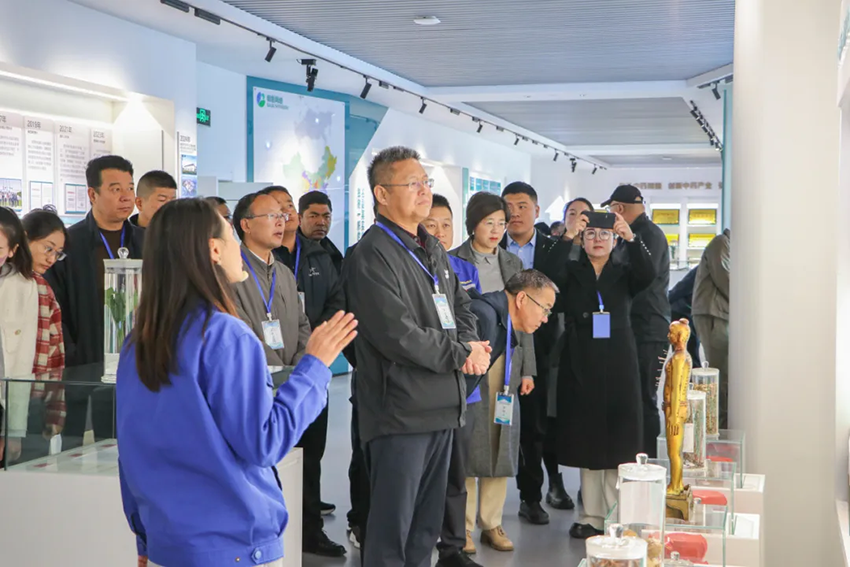 甘南合作生態(tài)產(chǎn)業(yè)園區(qū)2024年發(fā)展人才培訓班學員到隴神戎發(fā)參觀學習